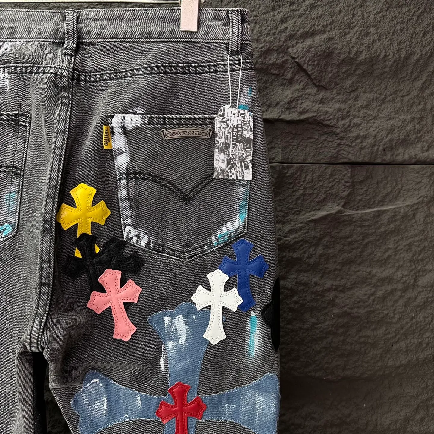 P350 GALLERY DEPT. & Croixin co-branded 2025 new Cow King patchwork hand-painted colorful cross patchwork leather couple style bootcut jeans 🔥High version🔥High version🔥 Top ceiling quality Styles with different washed textures are very friendly to people with thin legs and thick legs. The bootcut version is very flattering. Moderate length that never goes out of style, easy to match with casually, basic styling for various styles, a must-have in the wardrobe! The fabric is stiff but also makes the upper body soft without losing texture. The washing process is even more perfect. It is a must-have item for everyone! ! ! Washed wheat, tag, trouser label, three labels complete Color: washed black Size: 28, 30, 32, 34, 36 (five sizes)